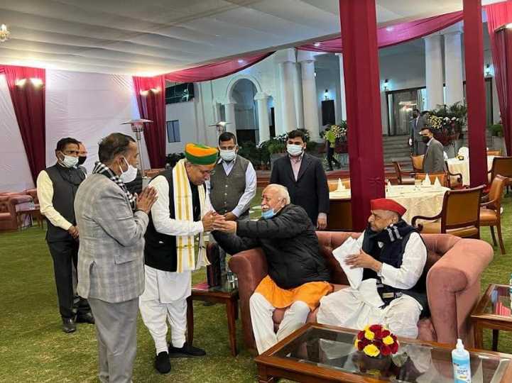 एक सोफे पर बैठे दिखे मुलायम और मोहन भागवत, यूपी कांग्रेस ने कहा- नई सपा में स का मतलब संघवाद